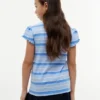 Børnet-shirt med striber og flæsekant ved ærmerne Børnet-shirt med striber og flæsekant ved ærmerne