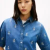 Denimskjorte med afslappet pasform og logo overalt Denimskjorte med afslappet pasform og logo overalt
