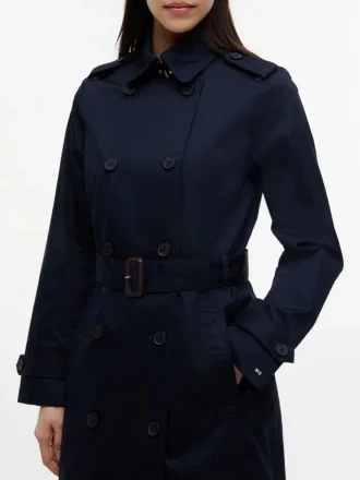 Dobbeltknappet trenchcoat med bælte Dobbeltknappet trenchcoat med bælte