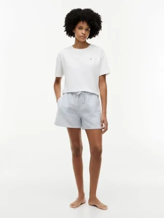 Kortærmet T-shirt og korte shorts