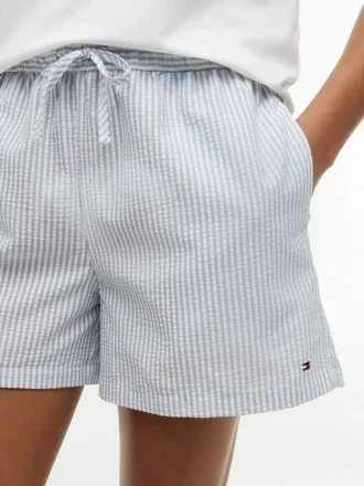 Kortærmet T-shirt og korte shorts