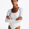 Langærmet bodysuit med firkantet halsudskæring Langærmet bodysuit med firkantet halsudskæring