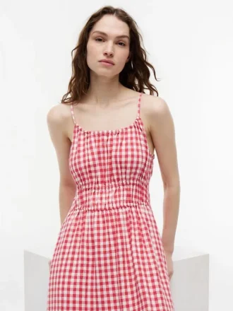 Midi-kjole i linneblanding med gingham-mønster Midi-kjole i linneblanding med gingham-mønster