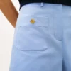 Twill-shorts med lommer og guldknapper